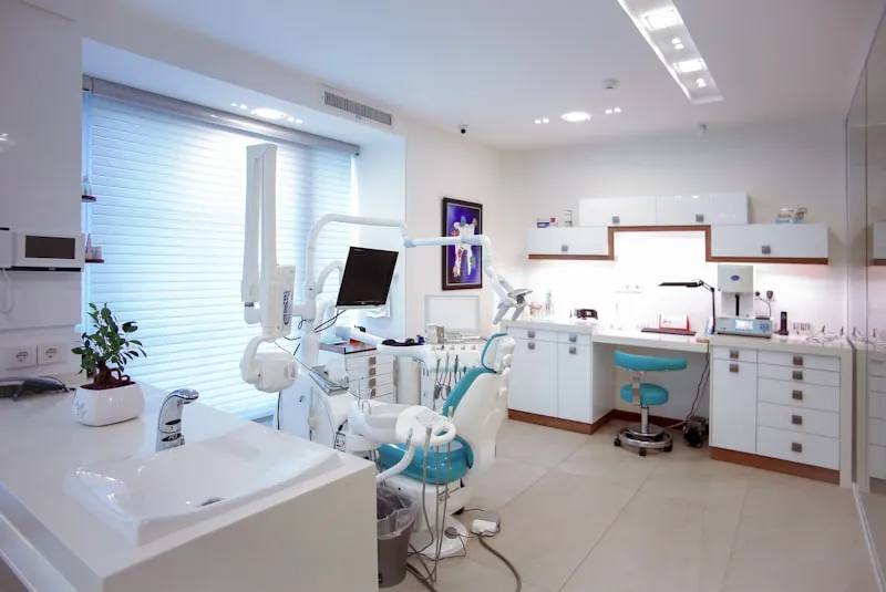 Recepción de un consultorio dental moderno con citas, lista de recall y planes de tratamiento al fondo
