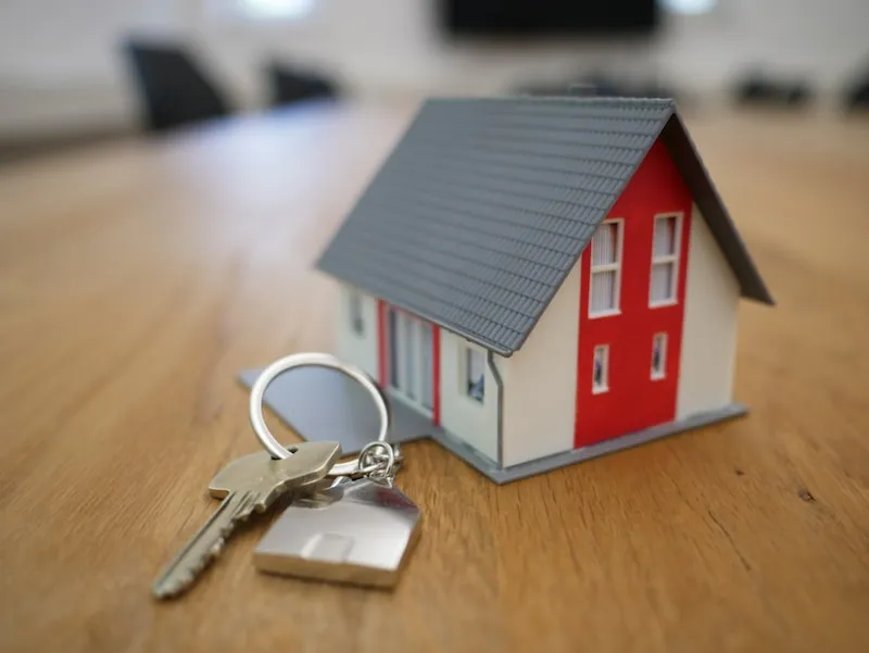 El día de un agente inmobiliario: revisión de pipeline, descripciones de propiedades, comparativos y seguimiento de clientes — manejado por un asistente de IA personalizado