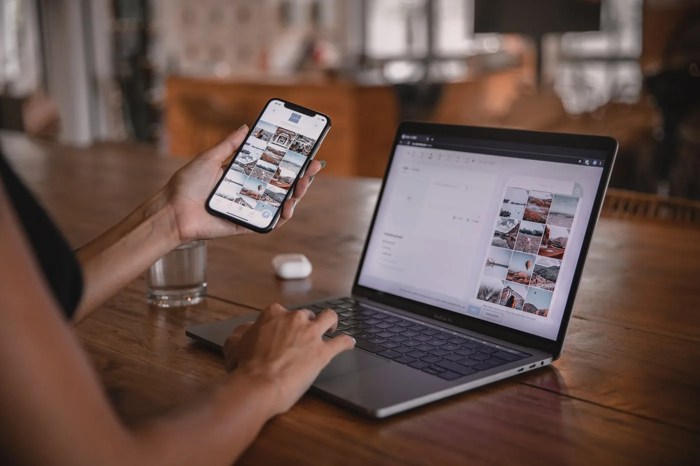 Persona de negocios revisando mensajes y notificaciones en su teléfono móvil